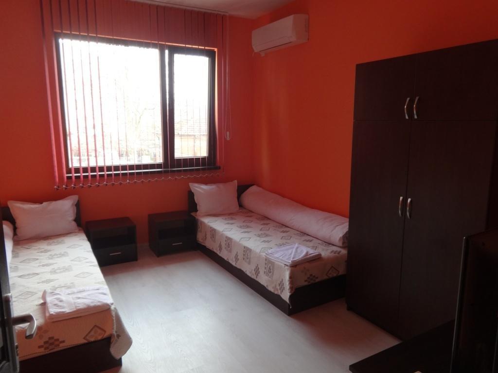 Guest House Karaulanov Elhovo  Экстерьер фото