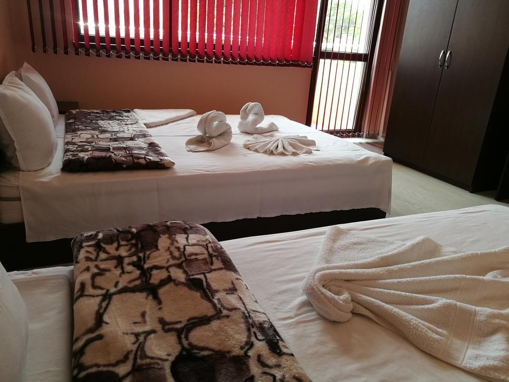 Guest House Karaulanov Elhovo  Экстерьер фото
